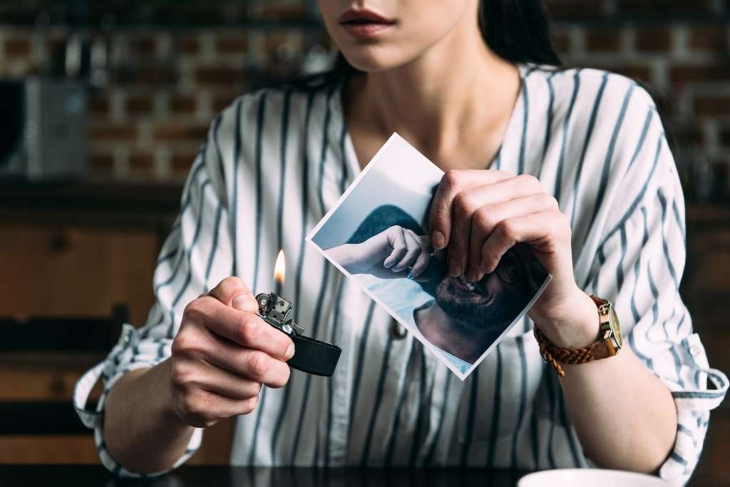 woman burning ex-boyfriend photo
