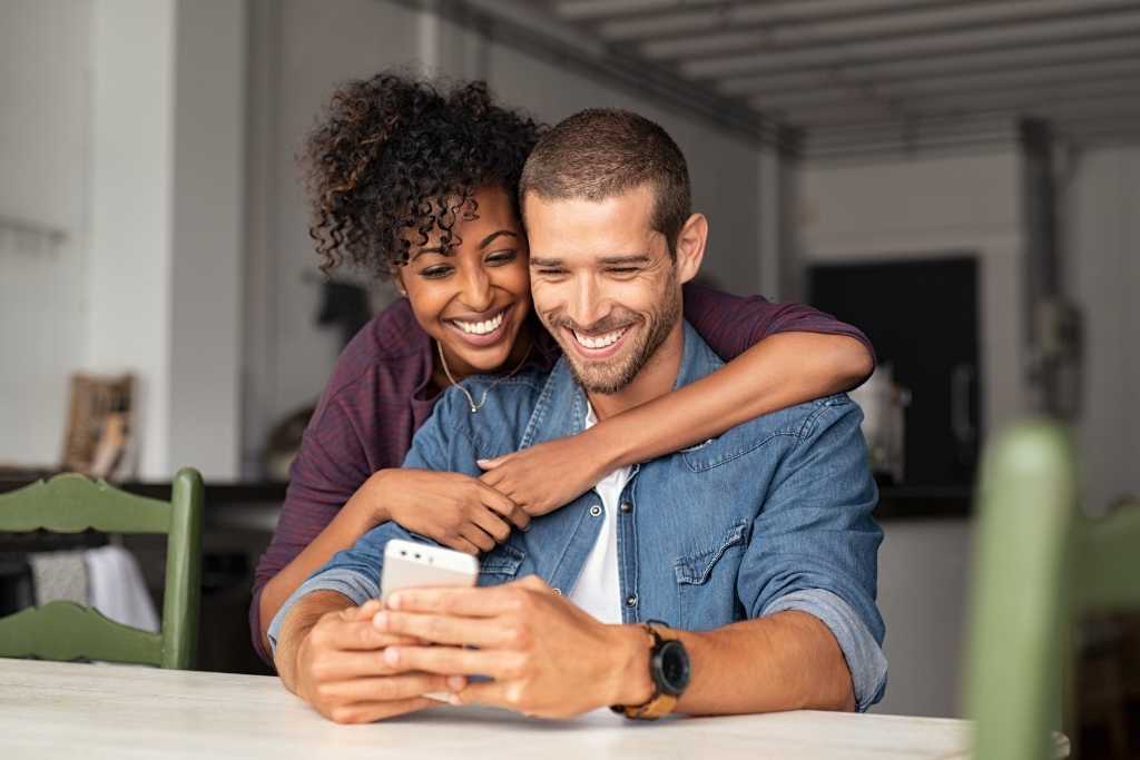Man and woman reading text messages